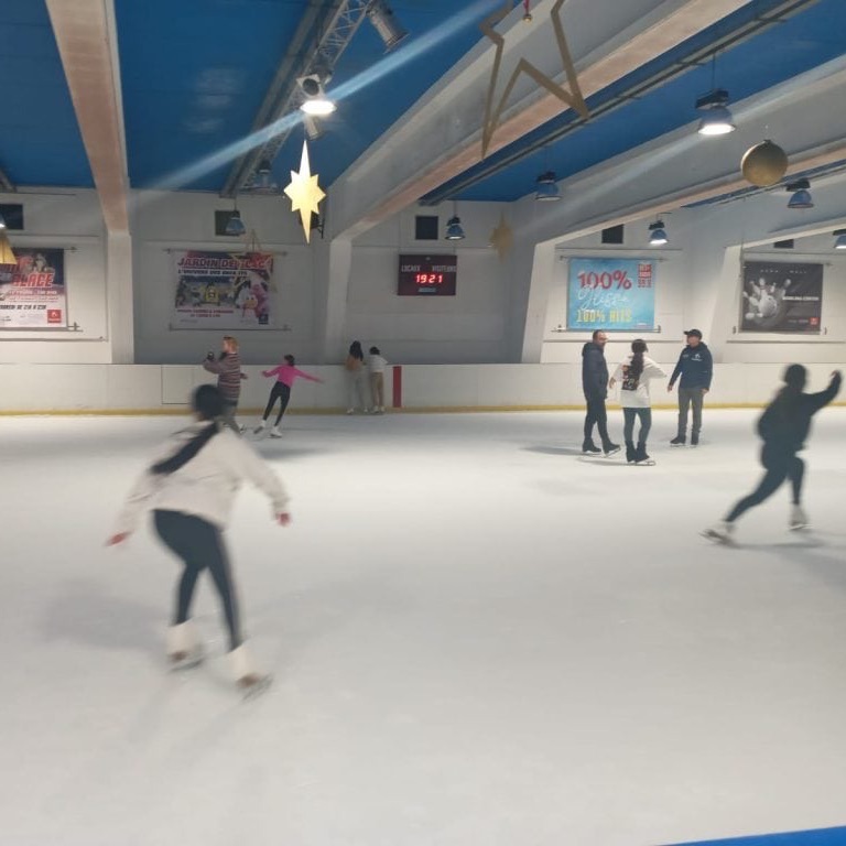 L'internat Dar Firdaws au Caire organise des sorties à la patinoire L'internat Dar Firdaws au Caire organise des sorties à la patinoire